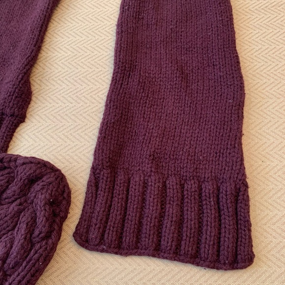 Abercrombie and Fitch, matching scarf and beanie, burgundy color,great condition - Picture 3 of 4